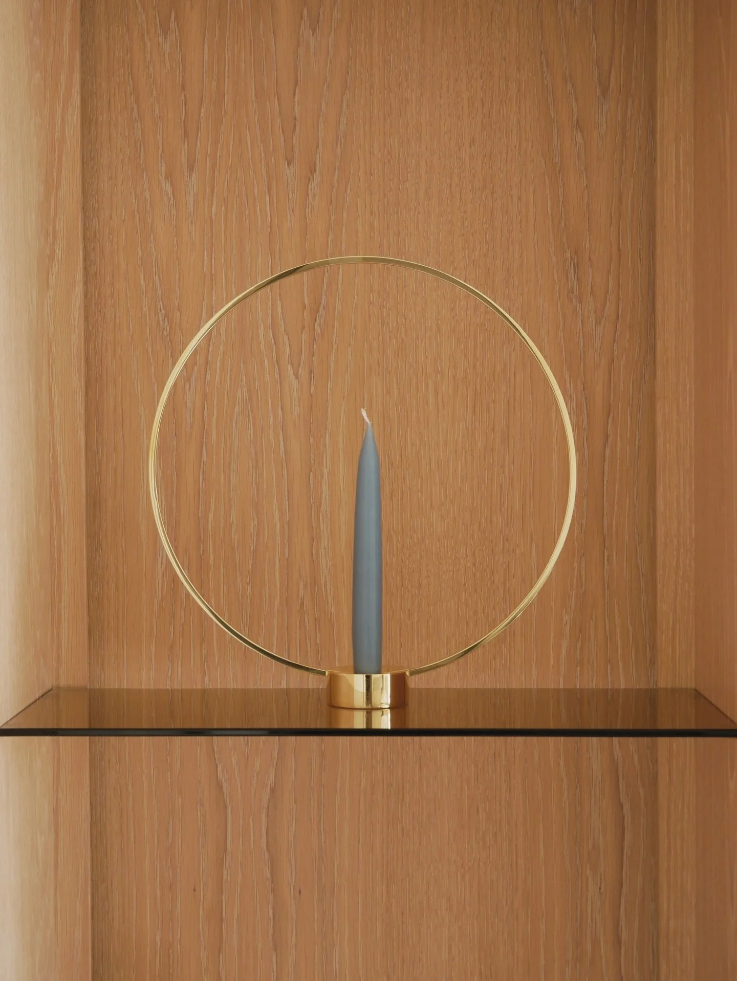 A little something new I&rsquo;ve added to my living space, the kind of detail that elevates a shelf: blue and brass is always a perfect color combo! #brass #swedish #scandinaviandesign #interiordesign