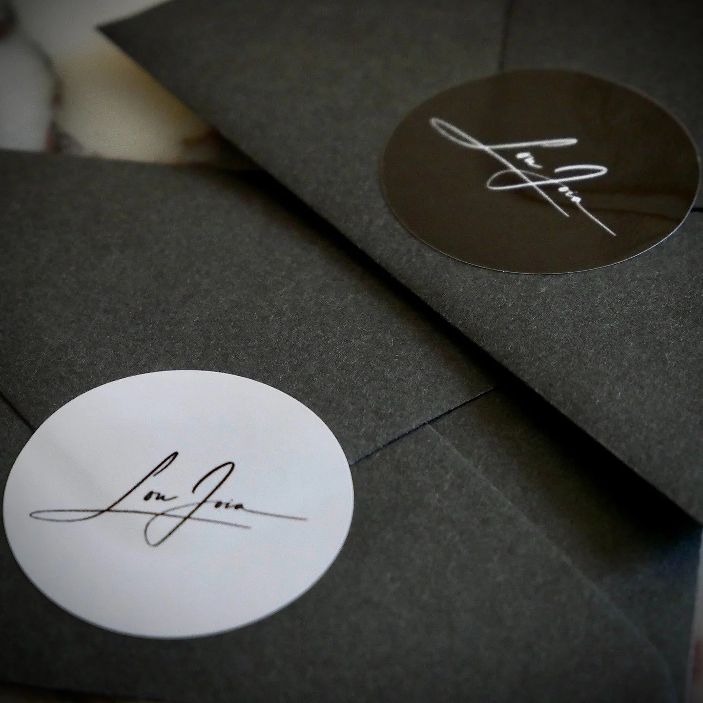 Coming soon: the Lou Joia Candle Marble Launch on the 14th of May 2026.

Each candle will come with its own scent card and a velvet Lou Joia pouch, designed to elevate the unboxing experience and preserve the beauty of each piece.

The white Lou Joia