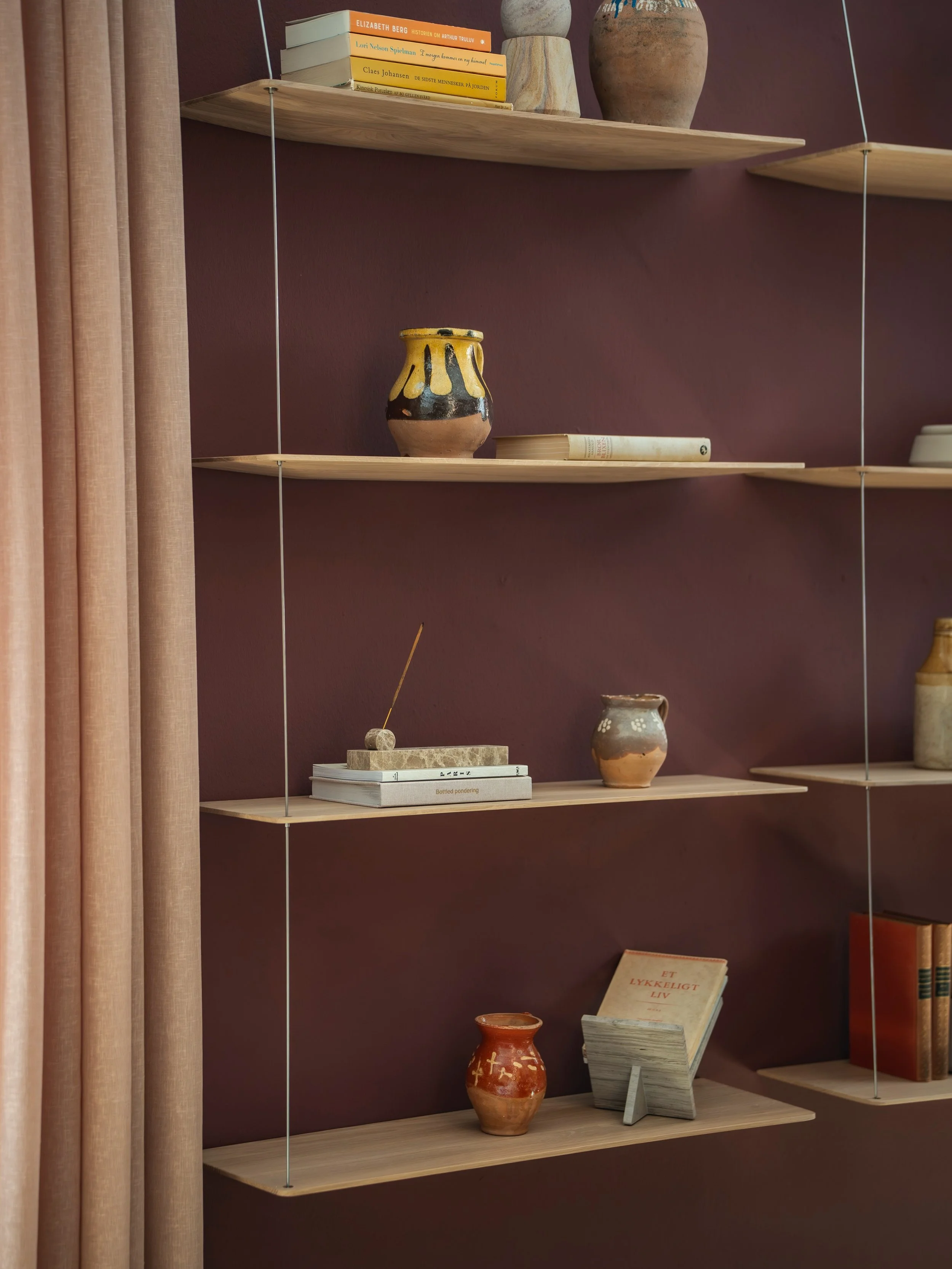 Lightness held in perfect balance. Natural oak, fine architectural lines and objects chosen with intention by @wouddesign