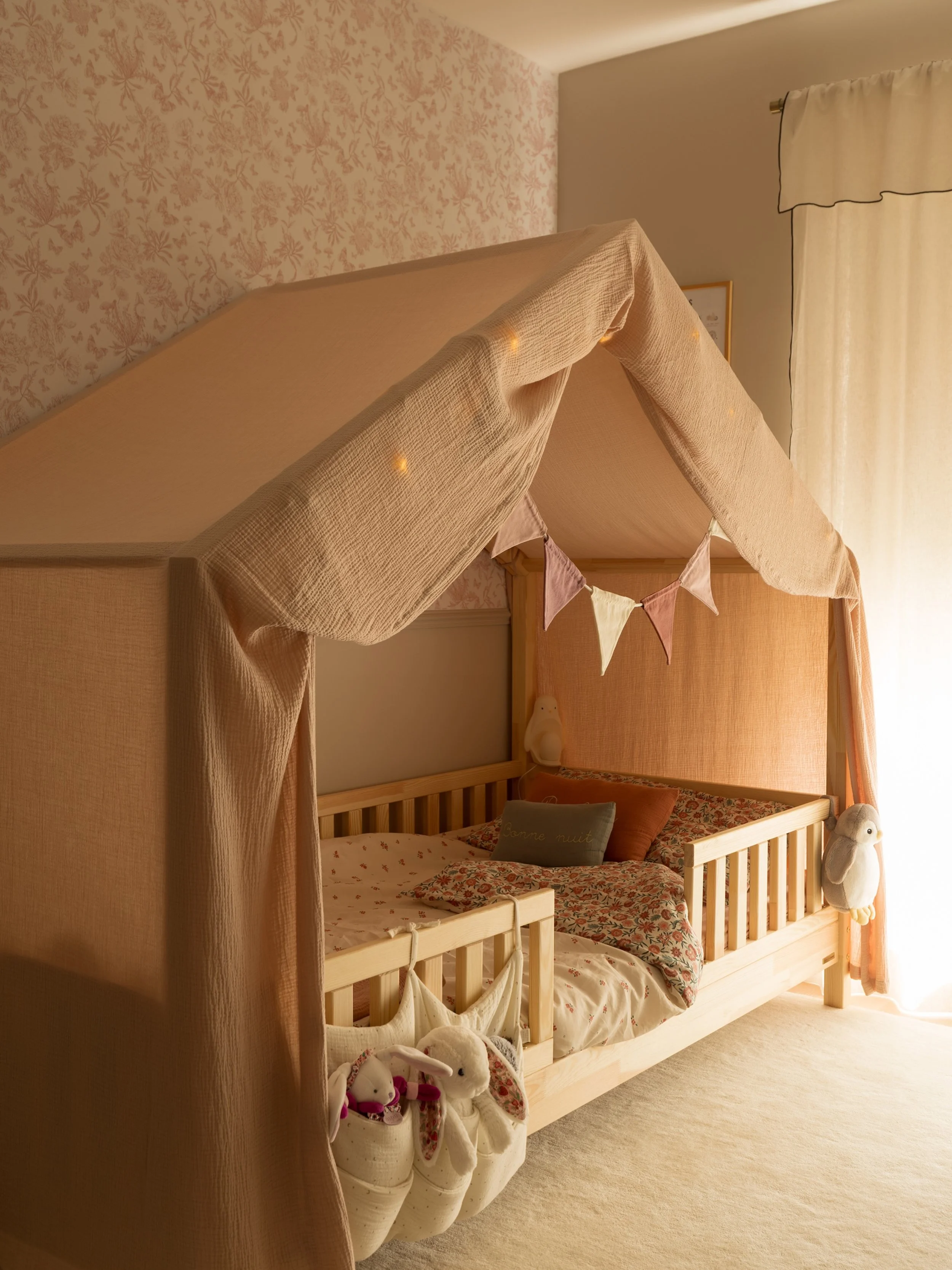 A little girl&rsquo;s bedroom designed By Lou Joia Studio #scandinaviandesign #toiledejouy #minimaldesign