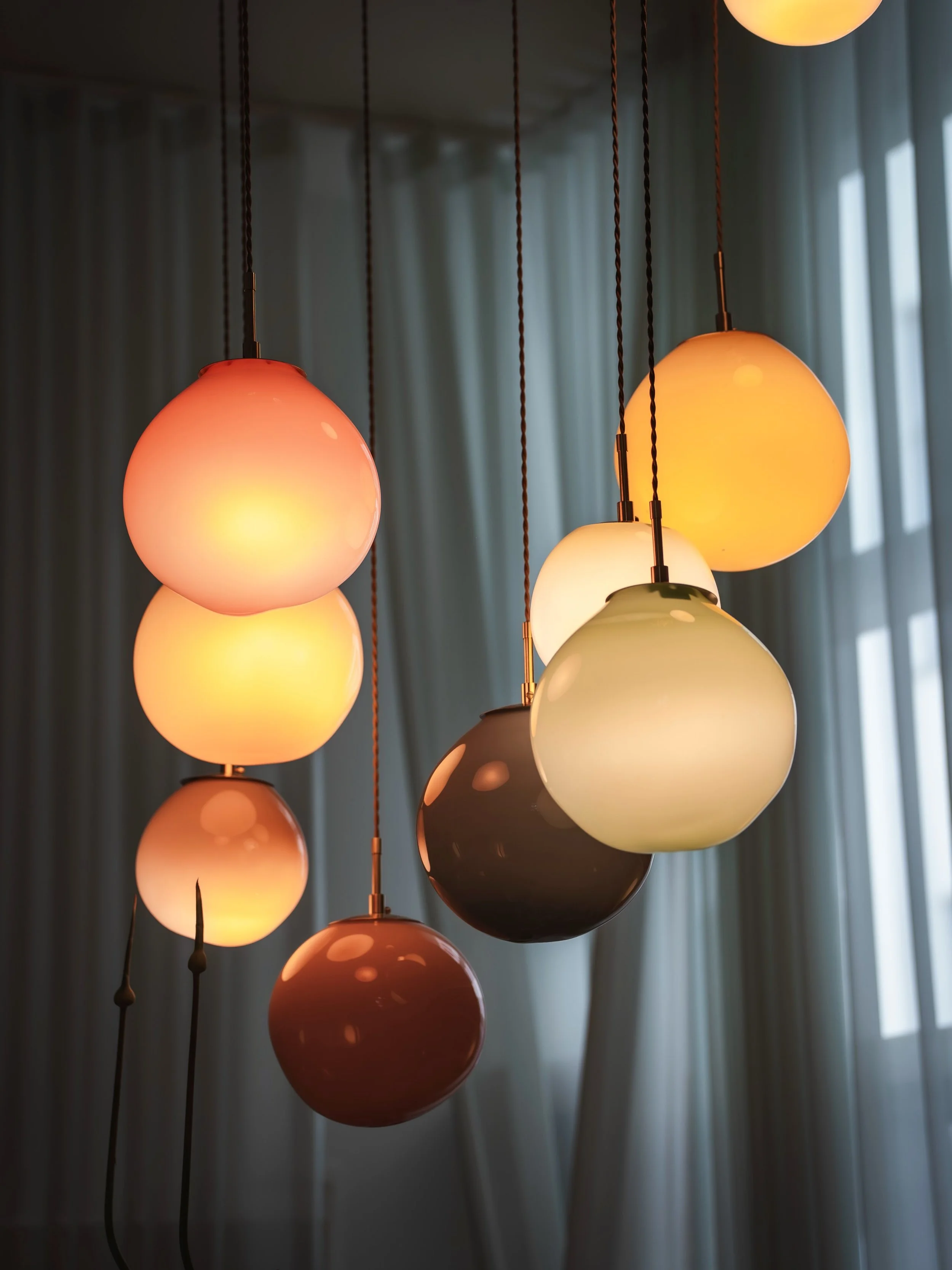 Like candy. Soft, luminous, almost edible in the way it catches the light.

Photography by @eddierunswild with Lou Joia Studio

#LouJoiaStudio #QuietLuxury #LightingDesign #Pink #handblownglass