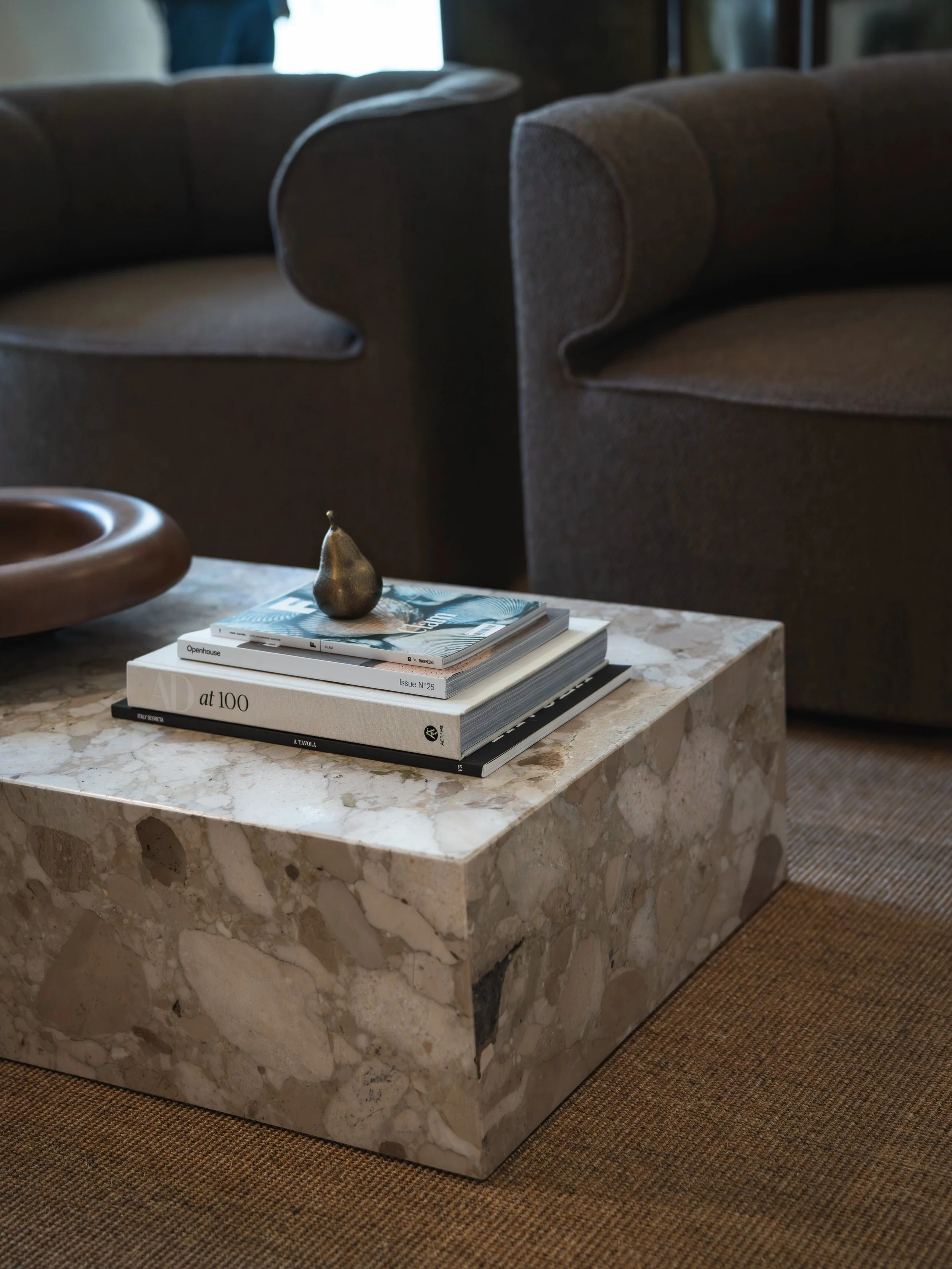 The little brass pear from Audo Copenhagen. Slightly unexpected, a little playful and just enough to bring warmth to the stone and deeper tones around it. #brass #decor #interiordesign #scandiinterior #scandinaviandesign 

Photographed by @eddierunsw