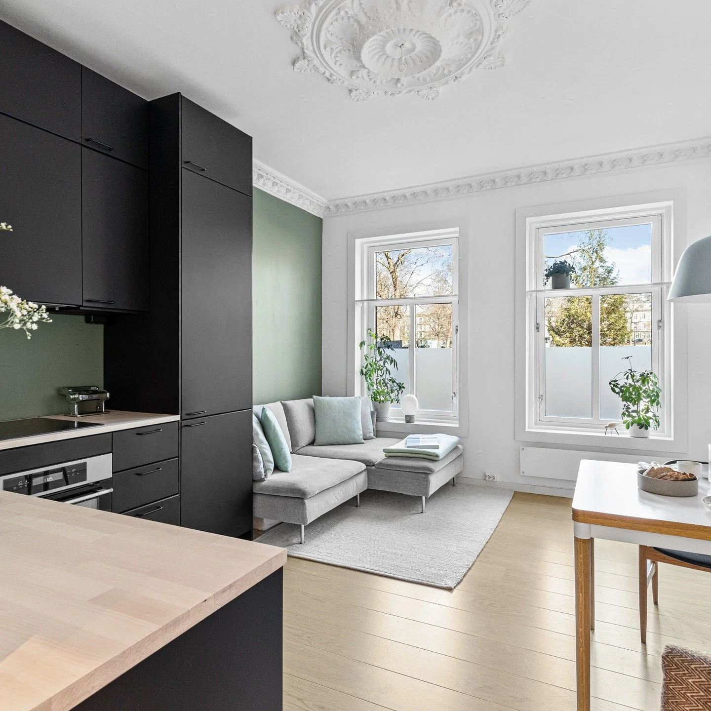 Oppussing av kj&oslash;kken/stue: Revet tak og rehabilitert stukkatur. Helsparklet vegger, lagt nytt gulv, nytt kj&oslash;kken.