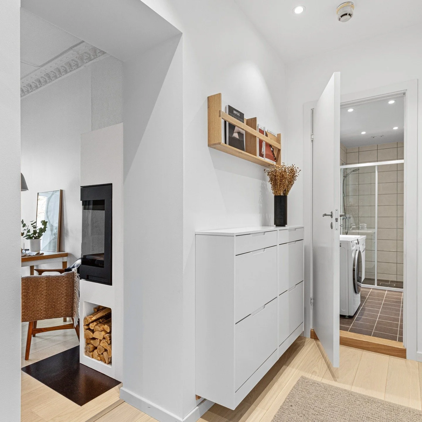 Gang: Nytt tak med spotter, nytt gulv. Helsparklede vegger, og ekstra oppbevaring.

Etter bilde tatt av: