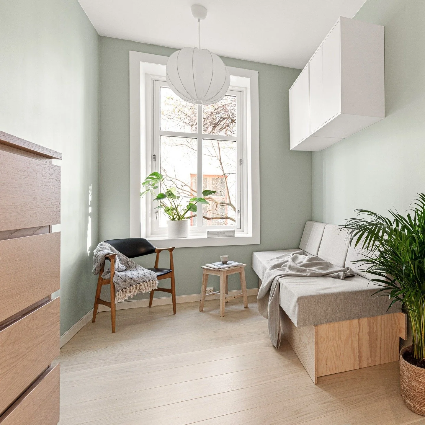 Oppussing av soverom i Sofienberggata. Her var b&aring;de tak og gulv veldig skeivt, men heldigvis hadde vi mye h&oslash;yde &aring; g&aring; p&aring;. Derfor ble taket senket litt, og gulvet hevet og isolert. Rommet har hatt mange bruksomr&aring;der