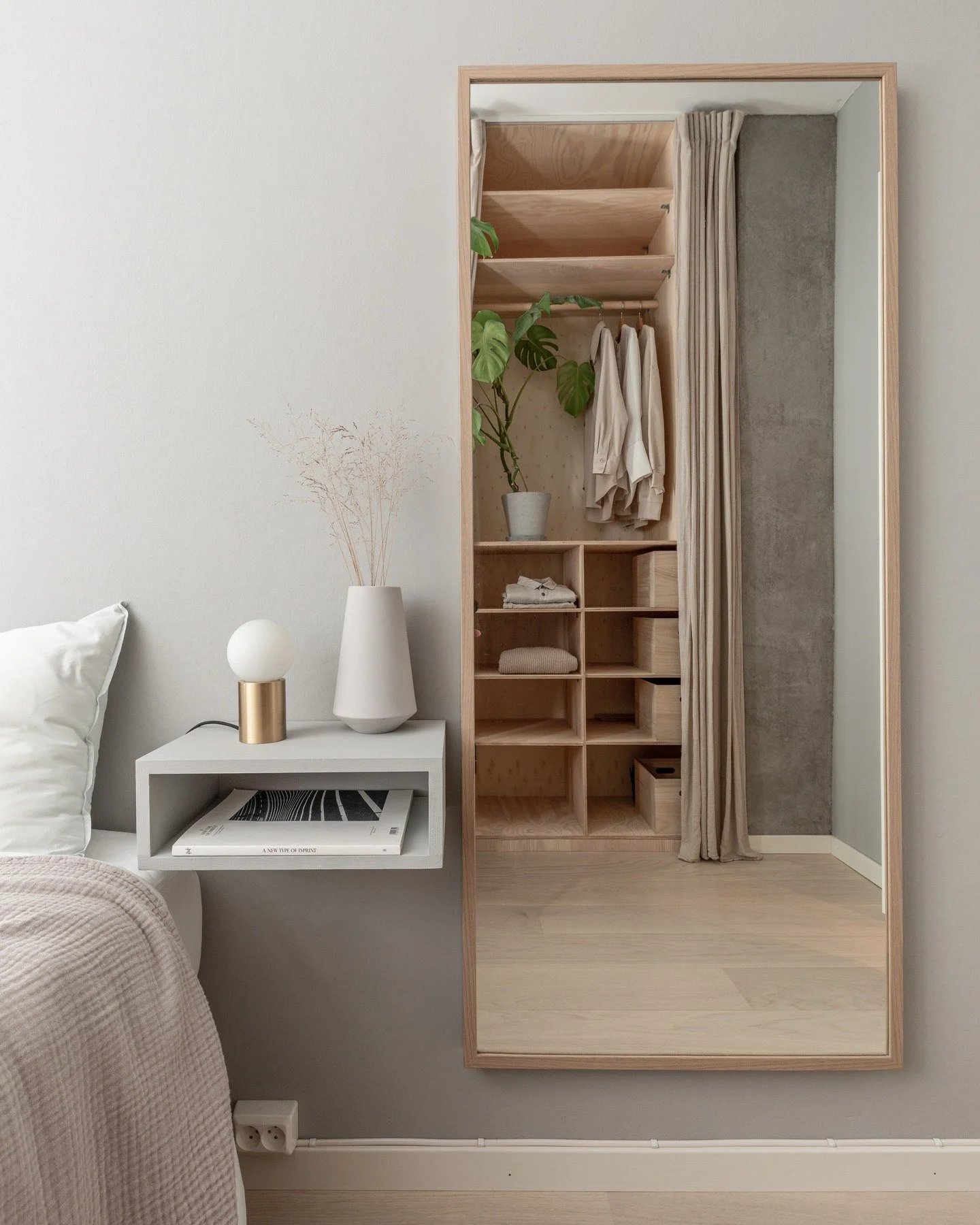 Oppussing av soverom i Sofienberggata. Her er det lagt en tykk recover tapet over gammel strie, ny vinduskarm, listverk og parkett. Klesskap og nattbord er selvlaget, slik at det er plass til oppbevaring av kofferter (som man ikke bruker ofte) i topp