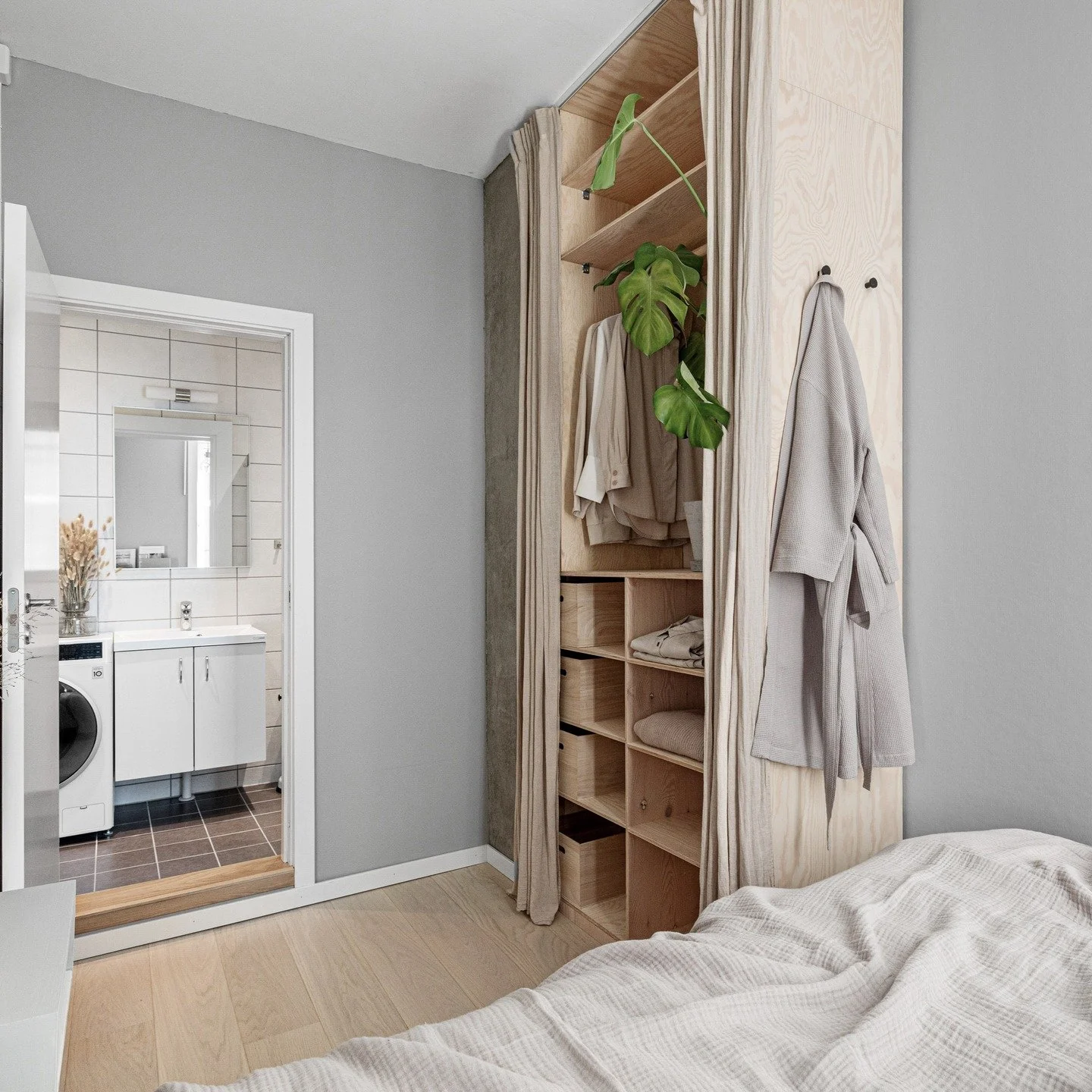 Plassbygget og praktisk 🤍
Skapet er laget i kryssfiner og behandlet med Osmo hardvoksolje med hvitpigment for et lyst og stilrent uttrykk.
Det er tilpasset rommets fulle h&oslash;yde for &aring; utnytte plassen maksimalt &ndash; med ekstra oppbevari