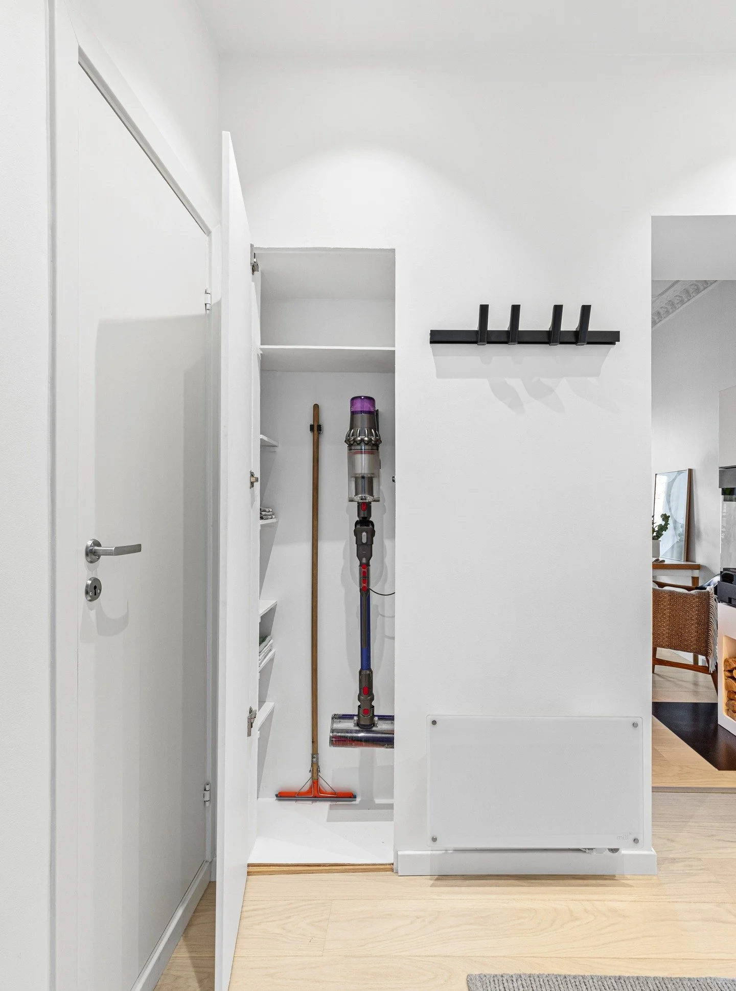 Plass man ikke visste man hadde 🙌
Fra ubrukt nisje til praktisk oppbevaring for rengj&oslash;ringsutstyr. Sm&aring; grep &ndash; stor forskjell! ✨

👉 Swipe for f&oslash;r- og etterbilder

📸: @chara.gagalis

#oppbevaring #plassutnyttelse #oppussing