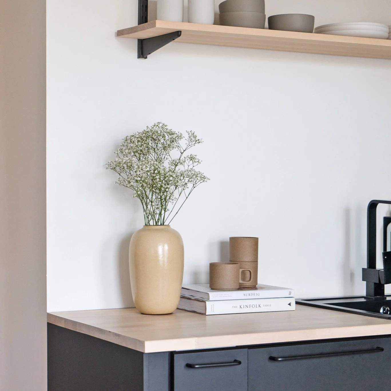 Her har jeg valgt et sort kj&oslash;kken fra IKEA, men lagt ekstra vekt p&aring; detaljer og finish for &aring; l&oslash;fte uttrykket. Det handler om &aring; gj&oslash;re det enkle spesielt, med gjennomtenkte l&oslash;sninger og kvalitet i hvert hj&