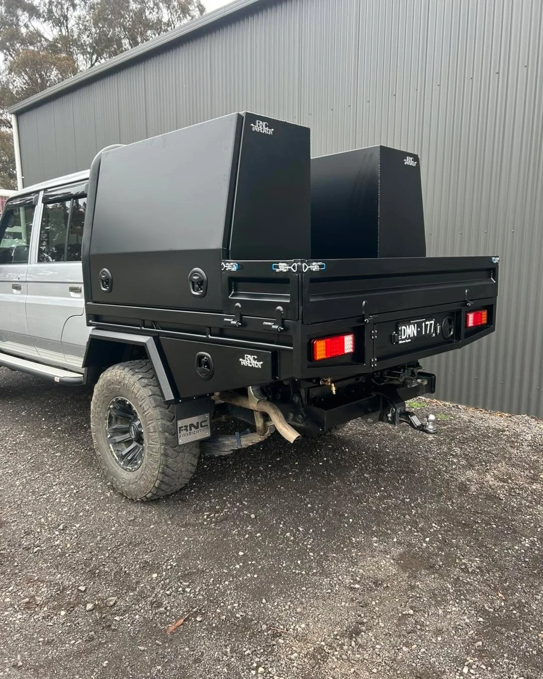 Dual cab landcruiser tray 💥 

-Steel tray with 3 inch round headboard
-Headboard water tank 
-Undertray spare tyre holder 
-Aluminium undertray boxes and guards
-Aluminium toolboxes with drawers and shelving
-Tray sides to suit toolboxes

Powder coa