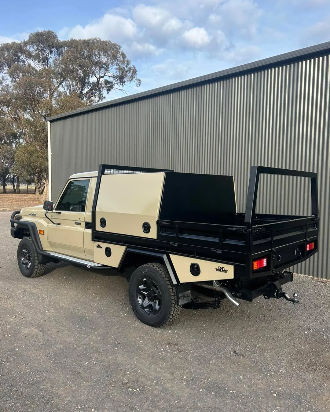 New single cab landcruiser tray 🔥 

-Aluminium undertray toolboxes
-Aluminium floor
-Aluminium tray sides 
-Rear removal hurdle 
-Stainless steel headboard diesel tank
-Undertray water tank
-Undertray battery box
-Rear undertray spare tyre holder 

