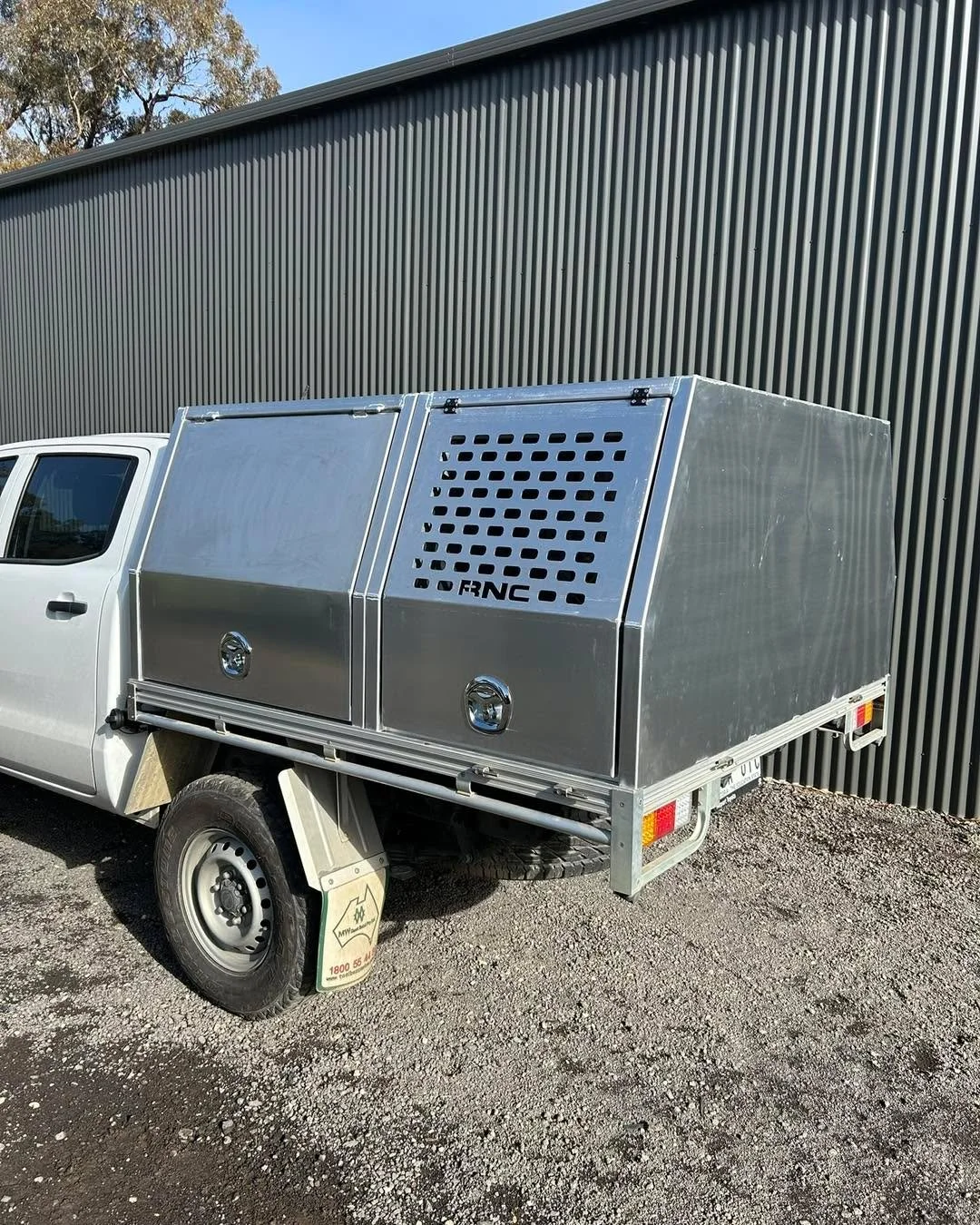 Dogbox and canopy built to suit customers factory alloy tray 👌

-1000mm Aluminium Canopy 
-800mm Aluminium Dogbox
-Fitting to existing tray