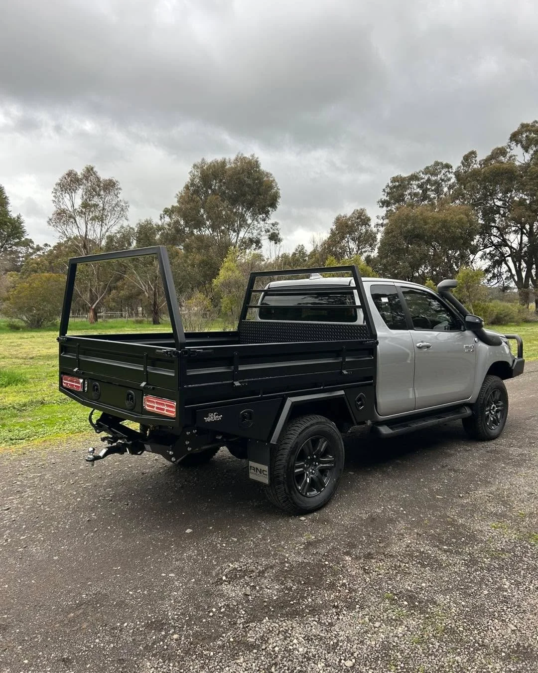 Extra cab tray recently done for a pre-rego Hilux ✅ 

-Full length tray sides
-Aluminium undertray toolboxes
-Aluminium trundle draw
-Rear removable hurdle
-Headboard water tank

Finished off in Matt Black Powder Coating
