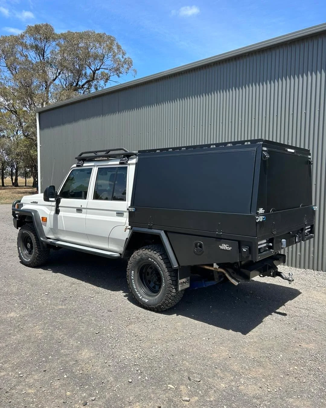 Custom service body made to order for Truck Electrics ⚡️🔌

-Aluminium canopy body with heavy duty base frame 
-Tray sides for added security 
-12v central locking 
-12v lights installed 
-Aluminium undertray boxes
-Undertray spare tyre holder
-Water