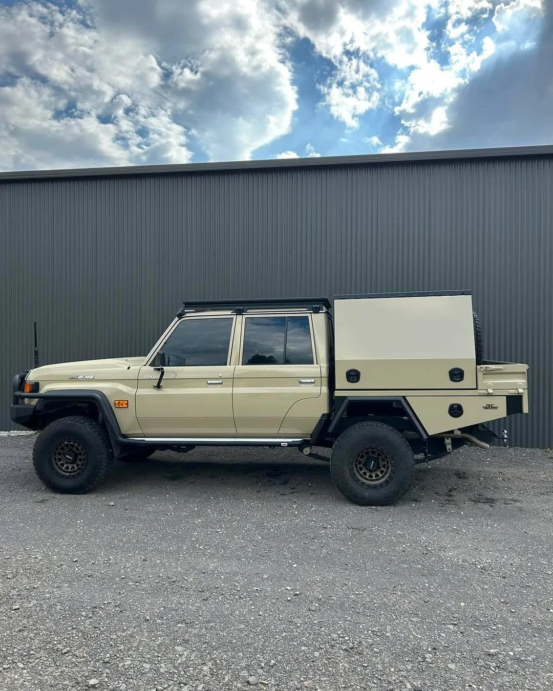Landcruiser chassis mount canopy 🔥 

Back in 2020 we built a canopy for Nick&rsquo;s Ford Ranger and he recently upgraded to a new car.  So we&rsquo;ve set him up with the following for the new 79 series!

-1350mm Aluminium canopy with short tray si