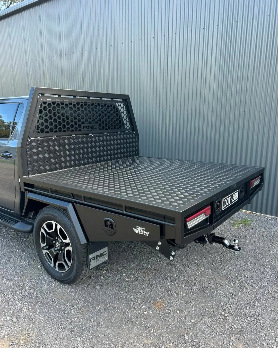 Hilux tray finished off 🤝 

-Aluminium undertray toolboxes
-Headboard water tank
-Full length trundle draw with lid 
-Reverse camera and parking sensors 

Powder Coated Texture Black
