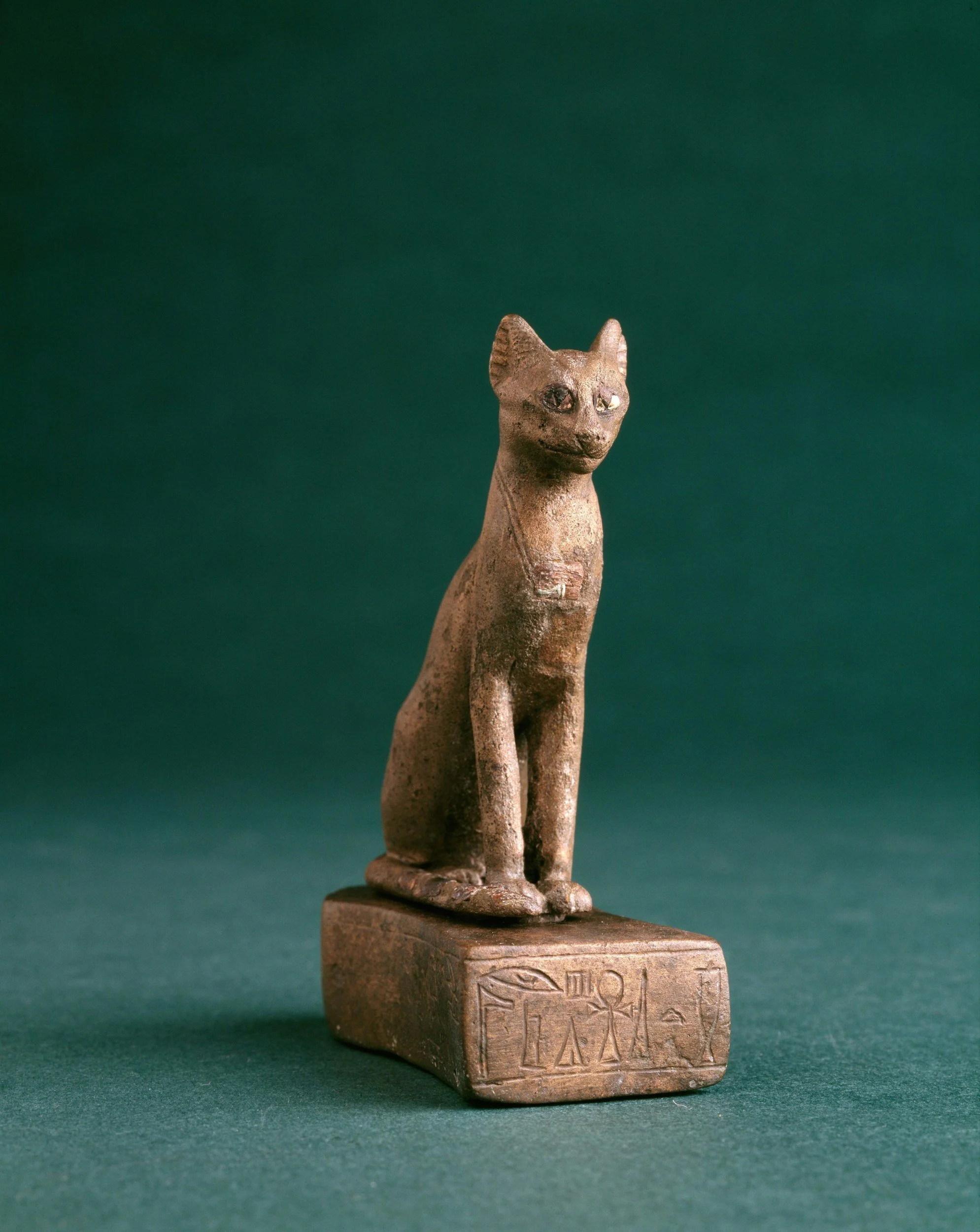 A statue of the Egyptian goddess Bastet, symbolising the protective and feminine energies integrated into Tides of Spirit Seichim Reiki sessions.