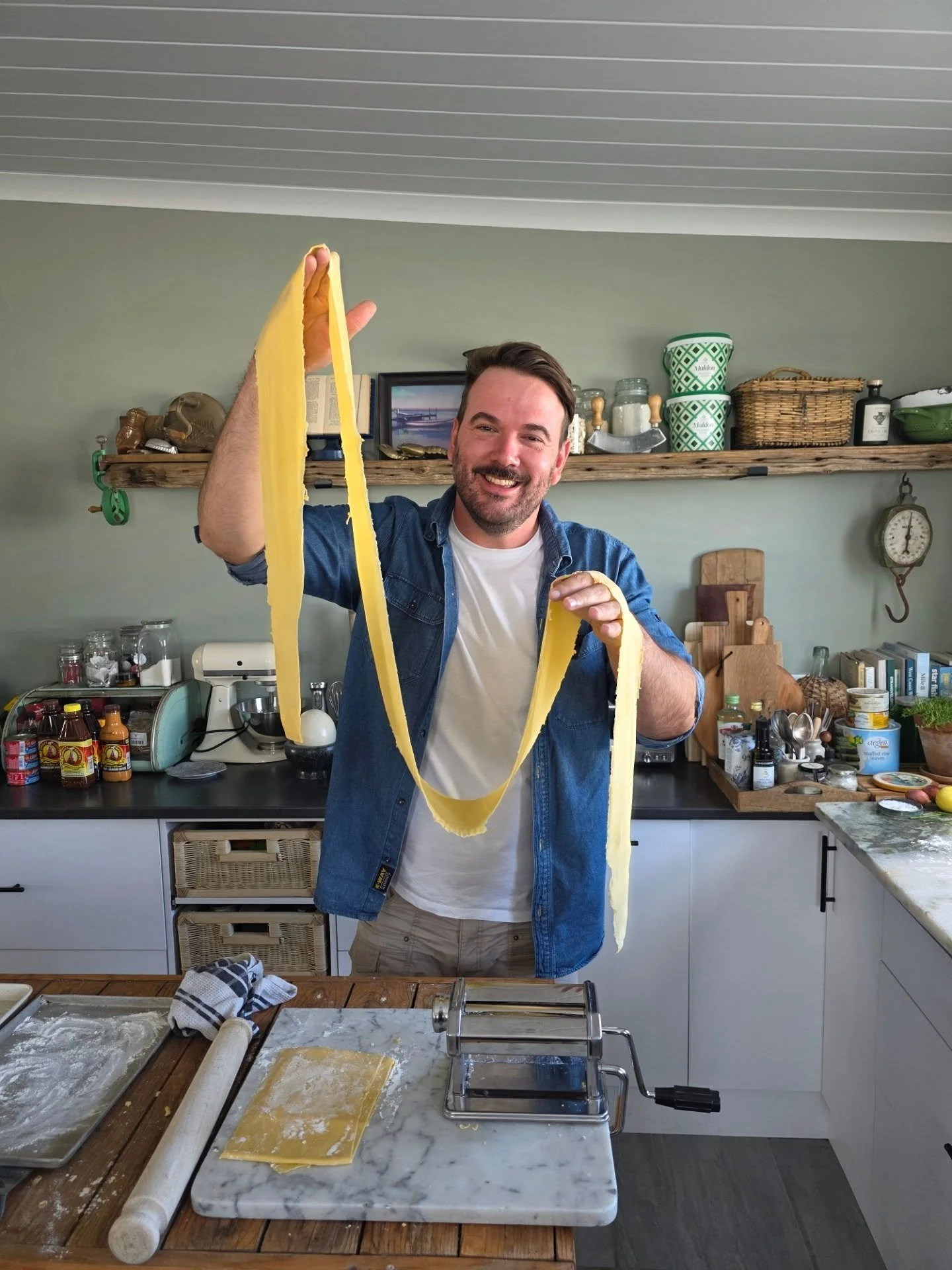 Ek en @eastafternoon het gister Ravioli gemaak. Dit was my eerste keer wat ek my eie pasta maak en dis was groot pret. Ek kan nie wag om die video met julle te deel nie. 

#lekkerweskus #ravioli #pasta #afrikaans