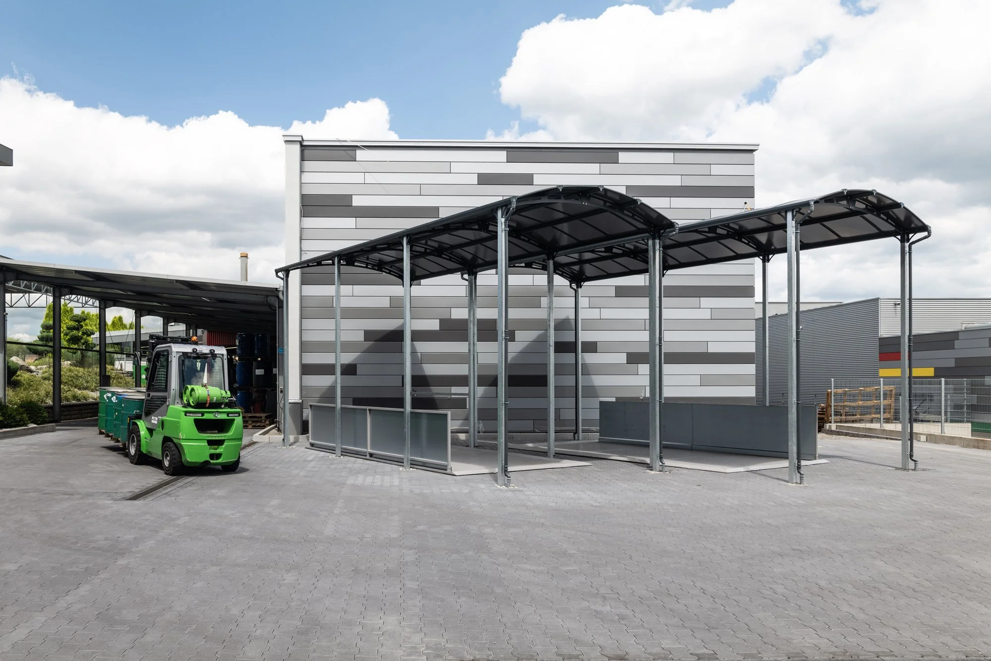 Überdachte Arbeitsbereiche der NOBRA GmbH für sichere Prozesse der Rohstoffrückgewinnung, ergänzt durch modernen Gabelstaplerbetrieb.