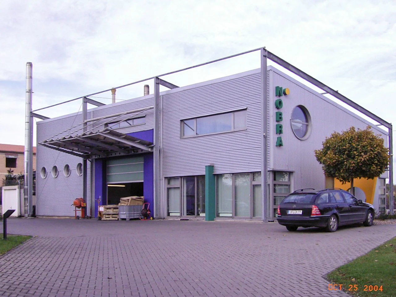 NOBRA GmbH Firmengebäude von 2004 als wichtiger Wachstumsschritt des Familienunternehmens, das über 45 Jahre zu einem führenden Akteur im Edelmetallrecycling wurde.