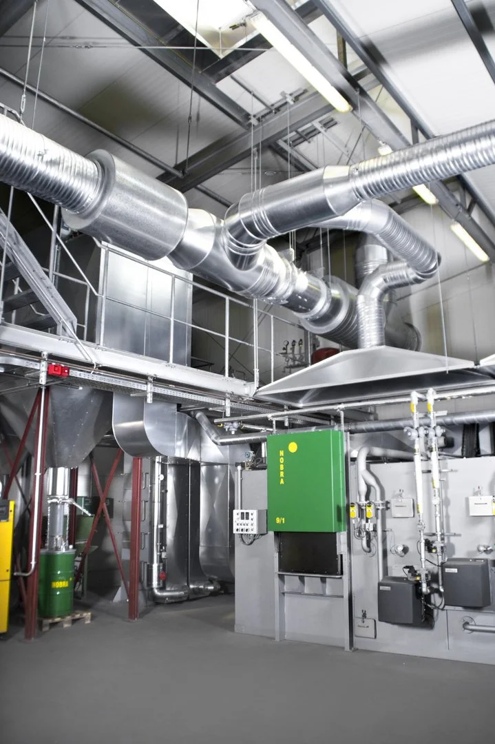 NOBRA GmbH Industrieanlage zur Rohstoffrückgewinnung mit großem Abluft- und Filtersystem, Metallleitungen, Steuertechnik und modernem Prozessraum.