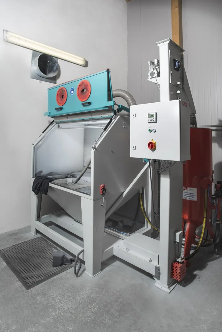 Industriemaschine der NOBRA GmbH zur Materialaufbereitung, mit Steuerungseinheit, Absaugtechnik und stabilem Metallgehäuse für präzise Prozesse der Rohstoffrückgewinnung.