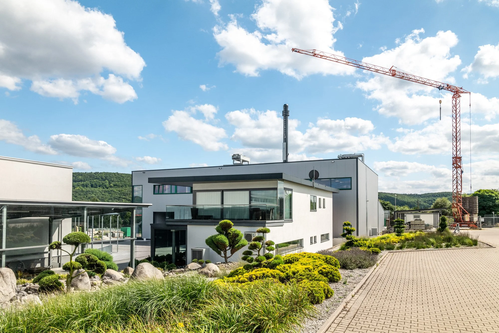 NOBRA GmbH Firmenareal mit moderner Architektur und Grünflächen, Teil des industriellen Recycling- und Rohstoffrückgewinnungsstandorts.