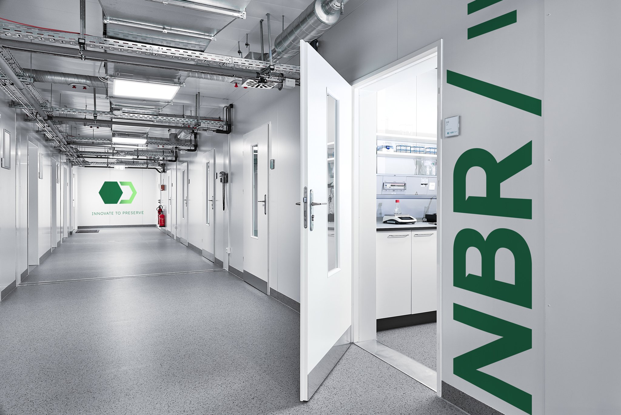 NBR Innovation Hub Labortrakt mit moderner Technik und Branding, zentral für Innovationen in Recycling und Rohstoffrückgewinnung.