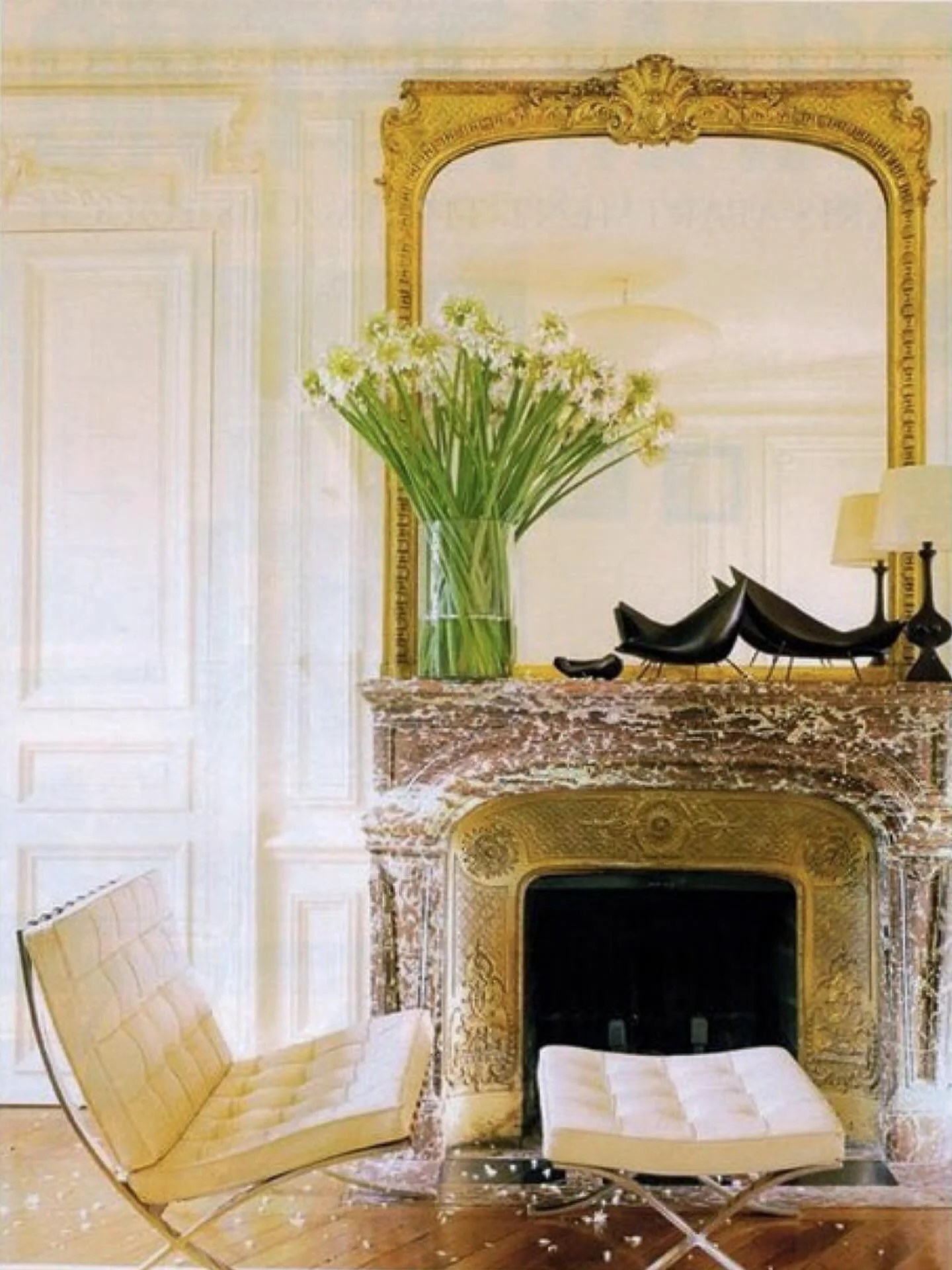 Jacques Jarrige&rsquo;s Eve lamp alongside two Oiseaux sculptures by Georges Jouve captured in Marc Jacobs&rsquo; Paris apartment for House &amp; Garden, November 2000.

#jacquesjarrige #georgesjouve #marcjacob