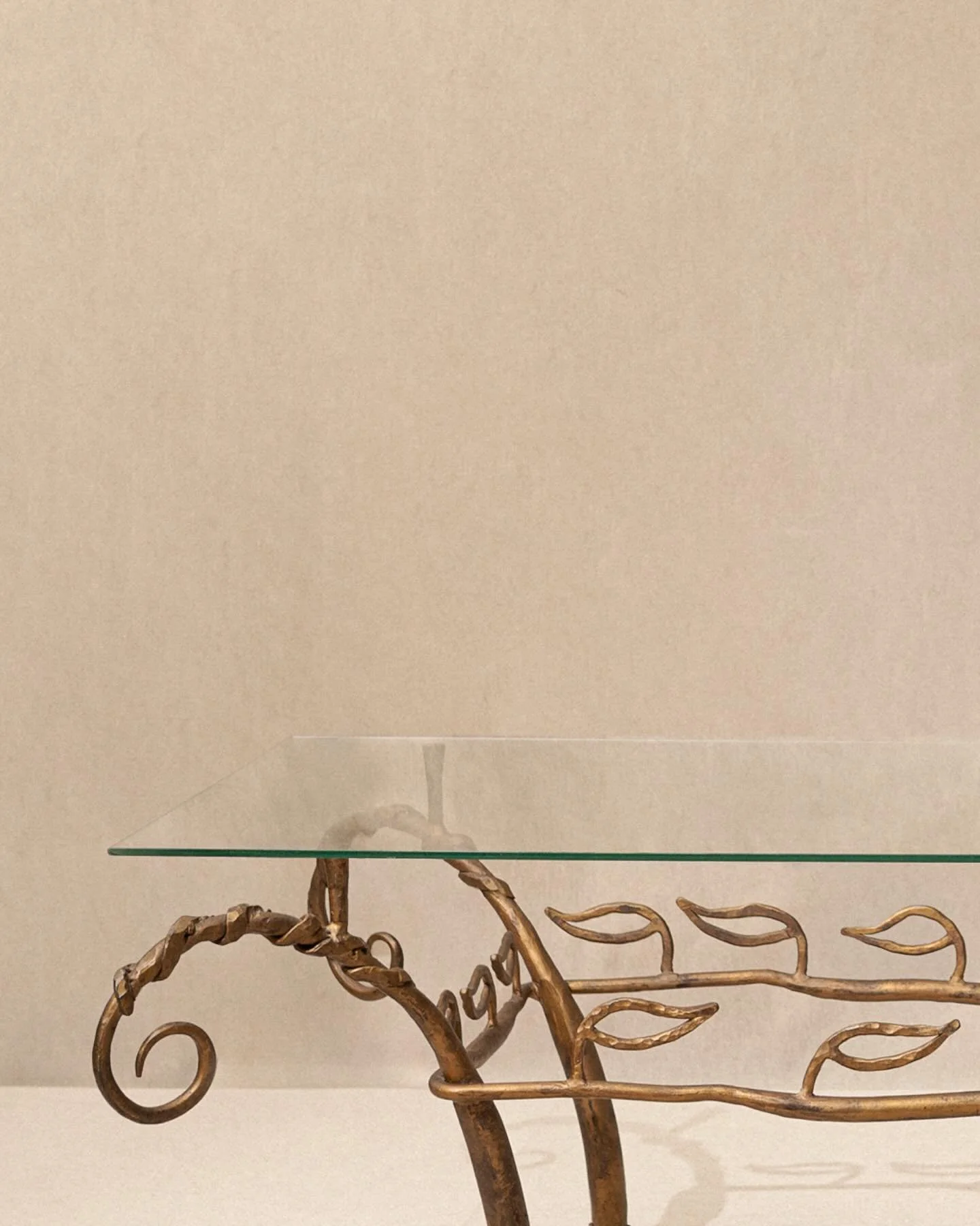 The Greek table, crafted in wrought iron by &Eacute;ric Schmitt for En Attendant les Barbares, was first presented in 1987. A limited edition of 8, this piece is numbered 1/8.

#ericschmitt #ericschmittstudio #frenchdesign #enattendantlesbarbares