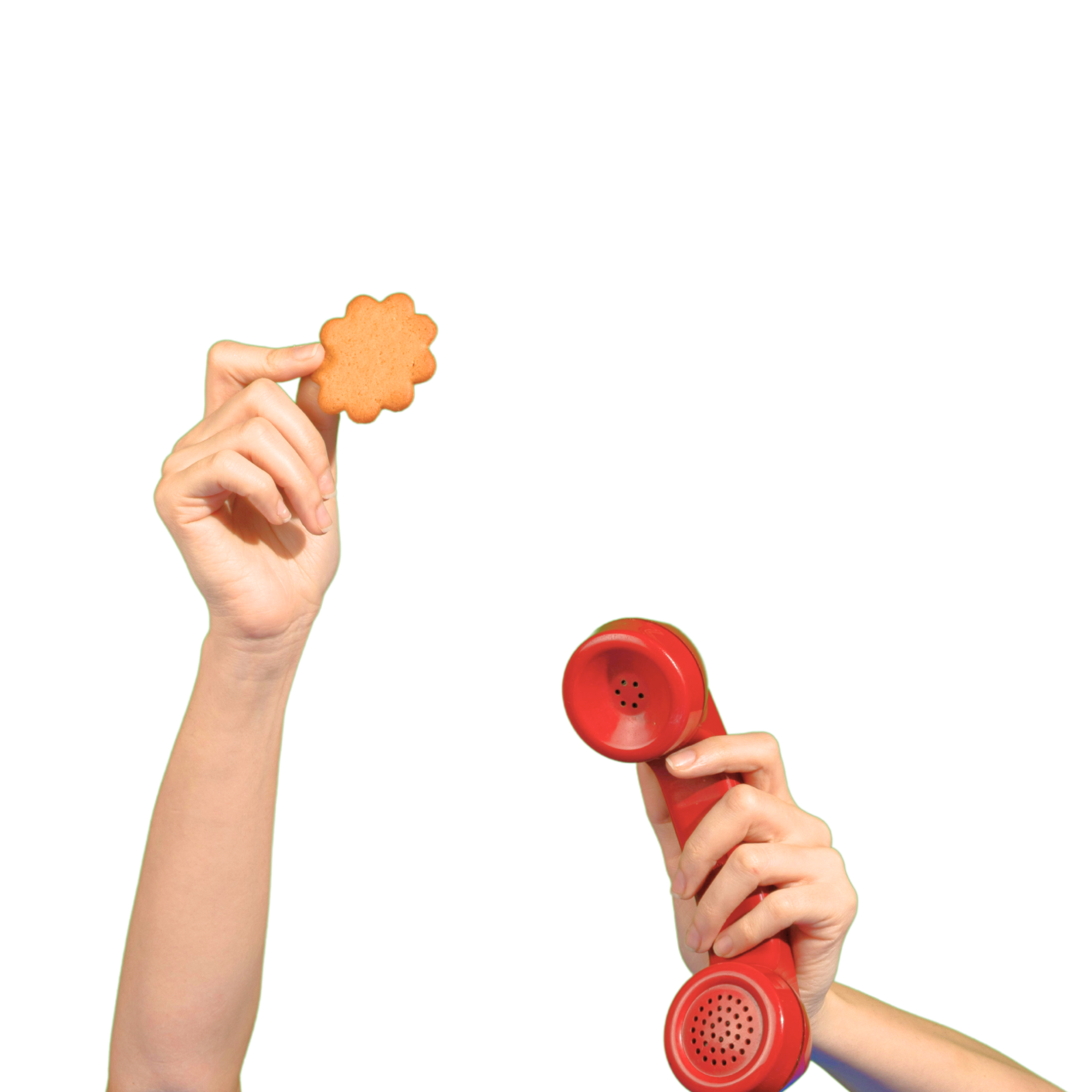 Zwei Hände, eine hält ein rotes Telefon, die andere hält ein Kekskeks in Form einer Blume auf.
