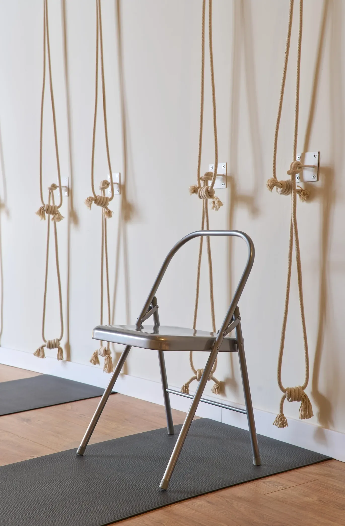 Silla y soportes para una práctica de yoga con alineación en L’Atelier de Las Rozas