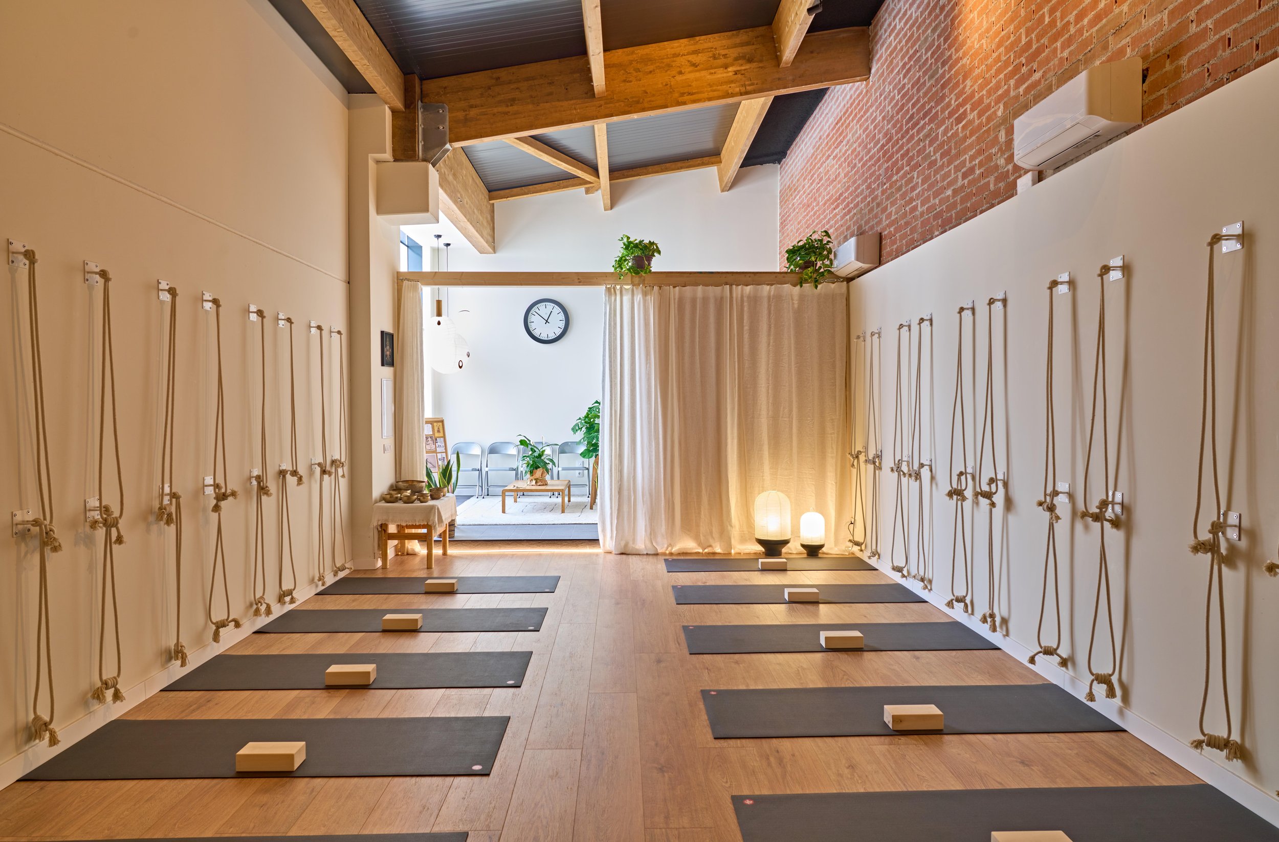Clase de yoga Iyengar en L’Atelier de Yoga en Las Rozas con sala equipada y práctica guiada