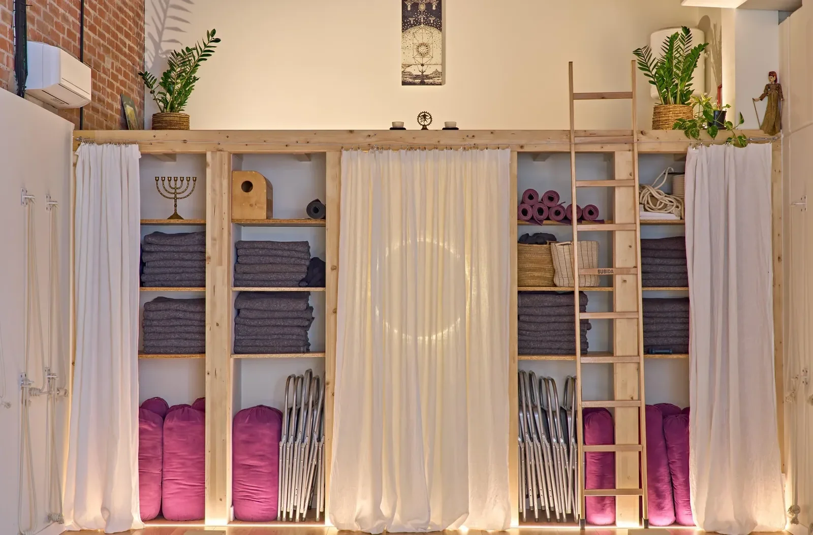 Material de yoga cuidadosamente organizado para adaptar la práctica en L’Atelier de Las Rozas