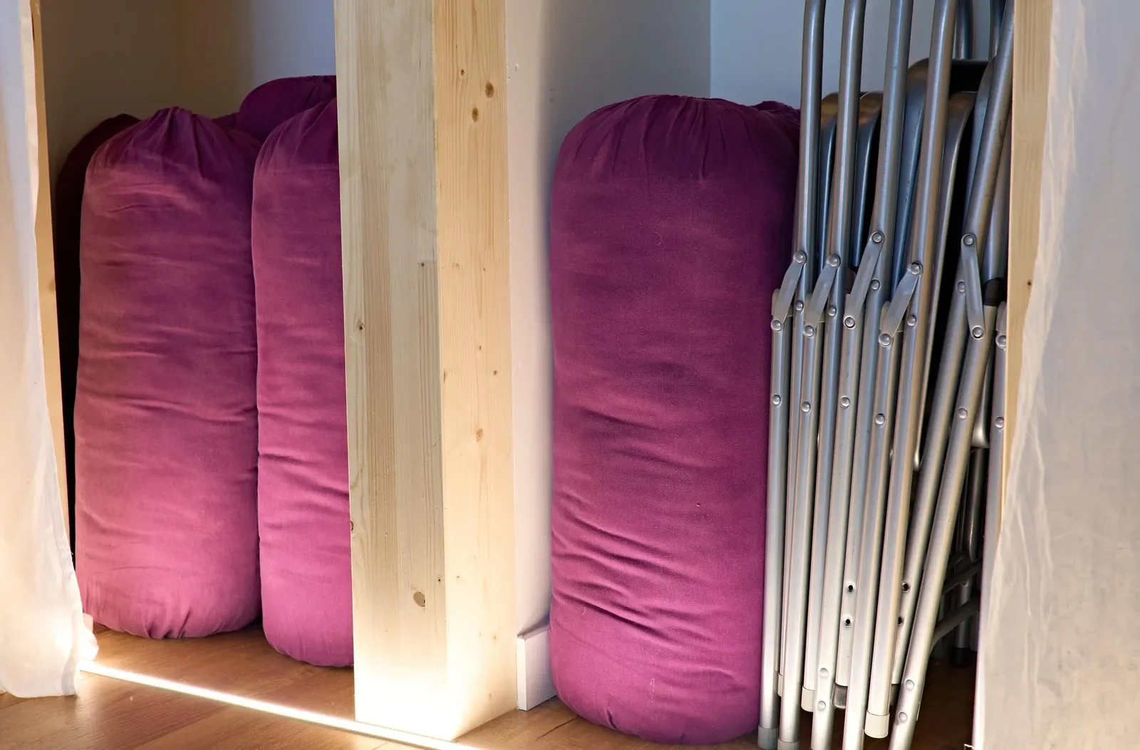 Bolsters, sillas y soportes preparados para adaptar la práctica en L’Atelier de Las Rozas