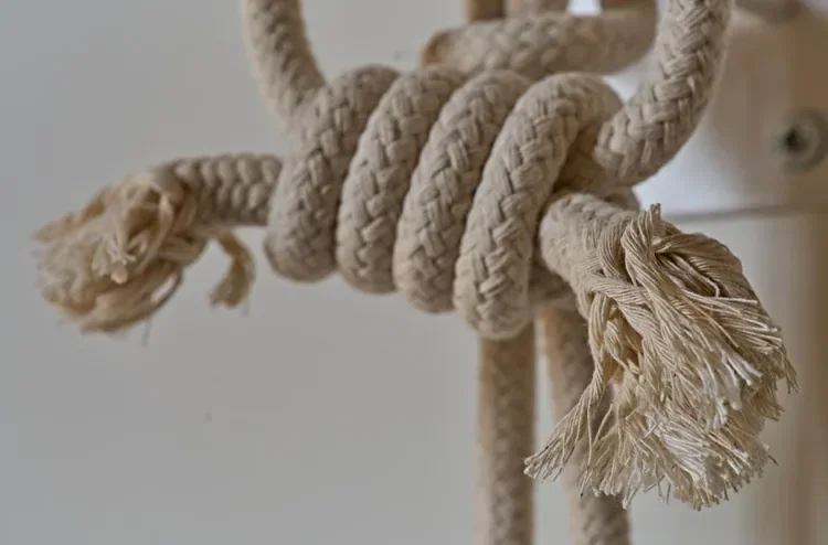 Detalle de cuerdas de yoga para el trabajo de alineación en L’Atelier de Las Rozas