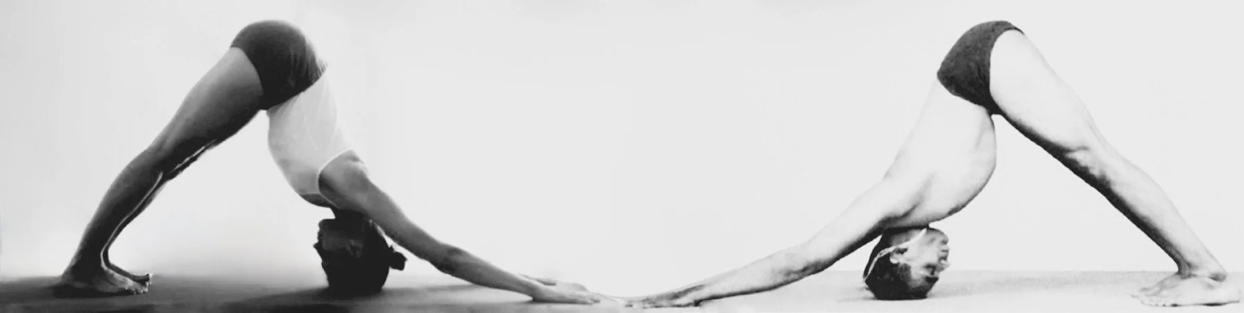 Profesora de L’Atelier de Yoga en una práctica de precisión y conciencia corporal inspirada en el método Iyengar