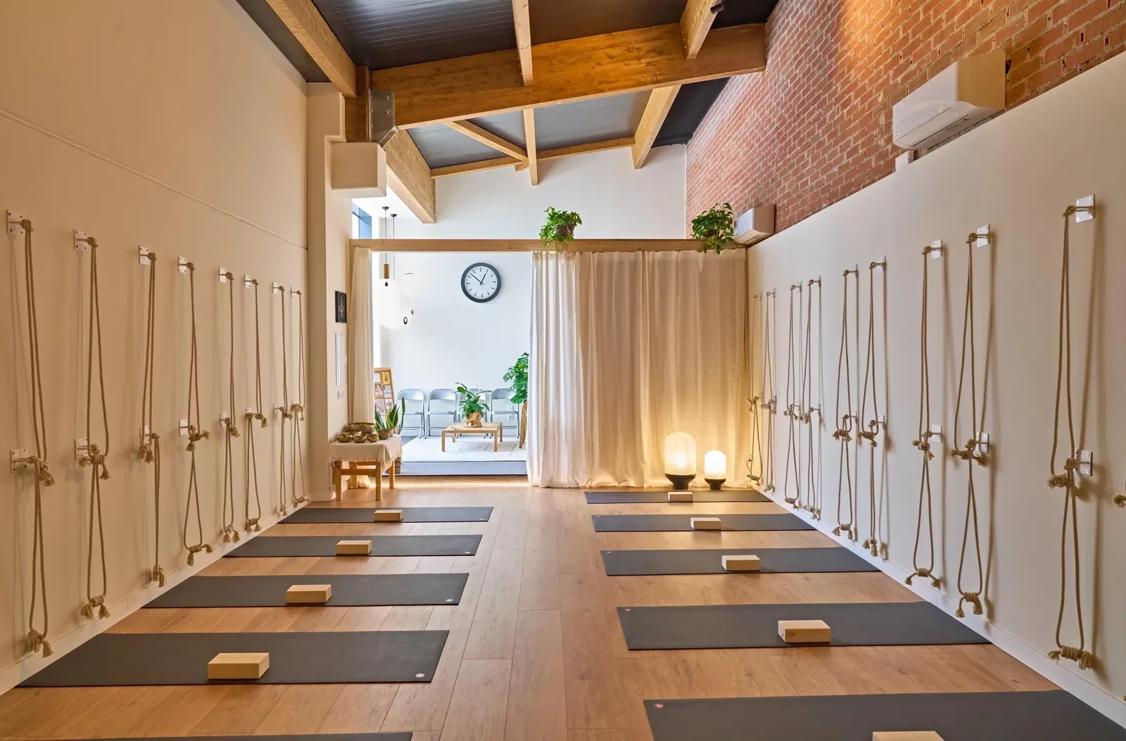 Clase de yoga de autor con alineación y soportes en L’Atelier de Las Rozas