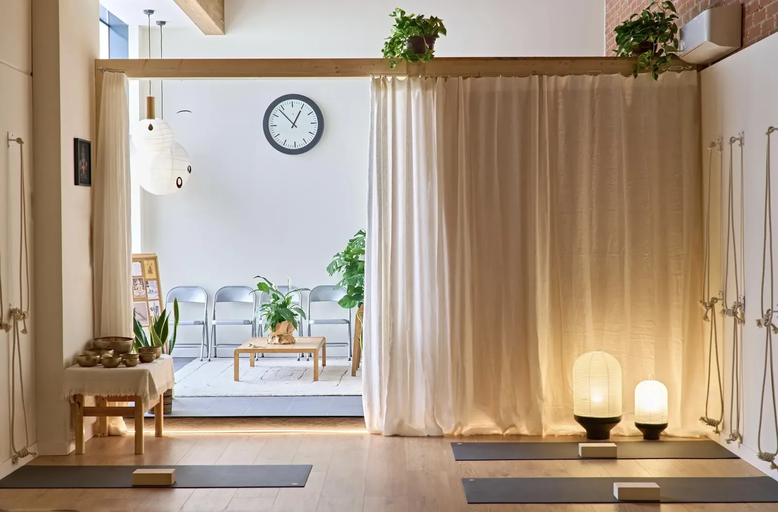 Sala de práctica de yoga de autor en L’Atelier de Las Rozas