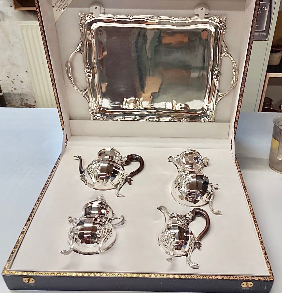 Restauration d’un écrin du 19ème siècle contenant un service à café Wolfers.