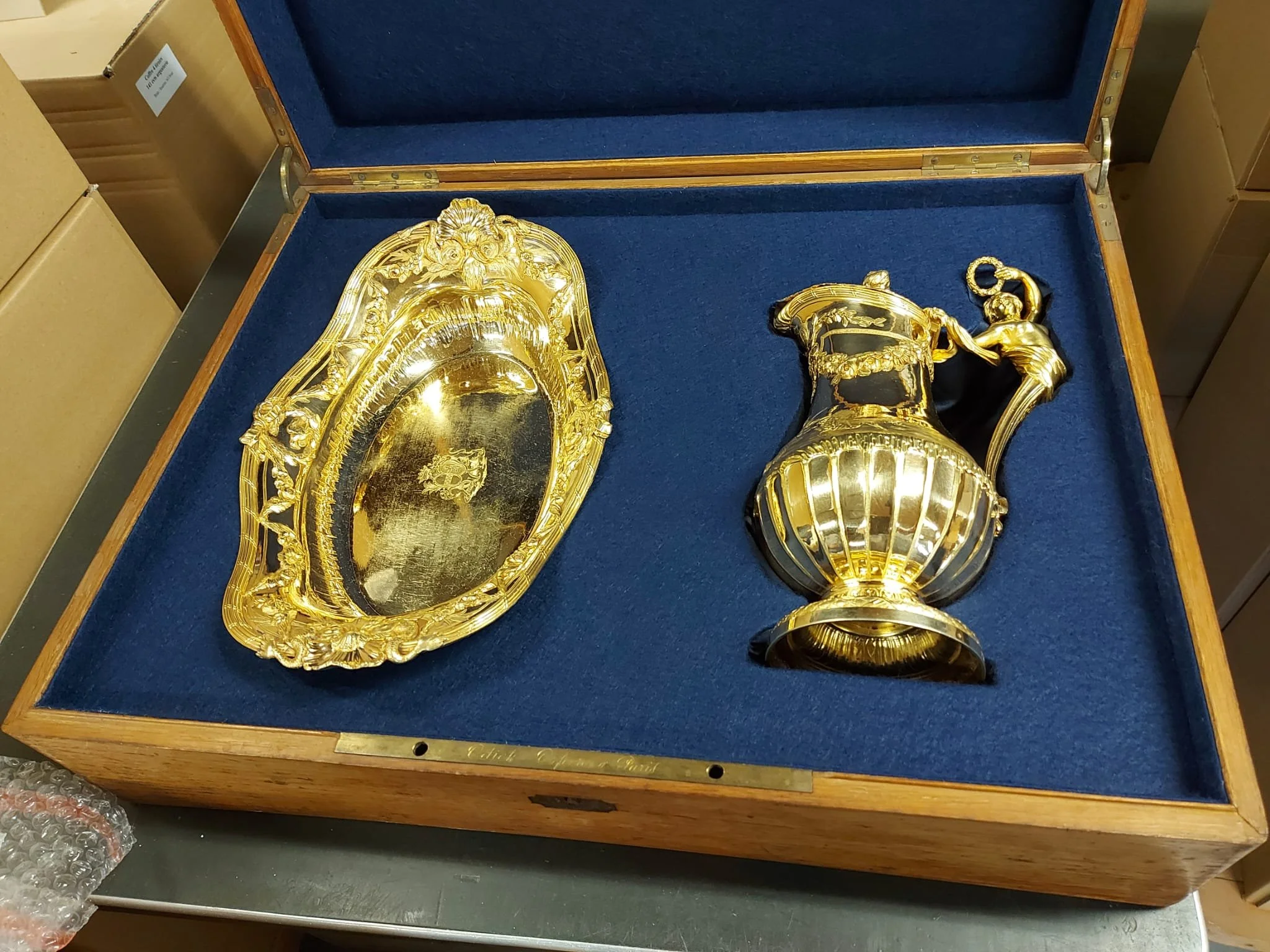 Écrin ancien en chêne contenant une aiguière et son bassin d'époque Louis XV