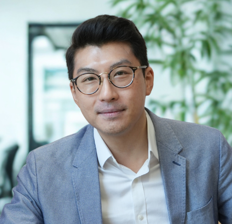 Mr Dominic Yue, Consultant Plastic Surgeon at Apex Skin Clinic, specialising in complex skin cancer reconstruction and personalised aesthetic surgery in Berkshire, London, and Surrey.