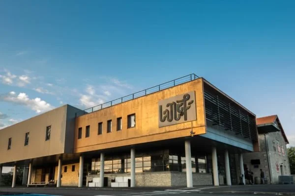 Bâtiment moderne avec un logo La Dépê.