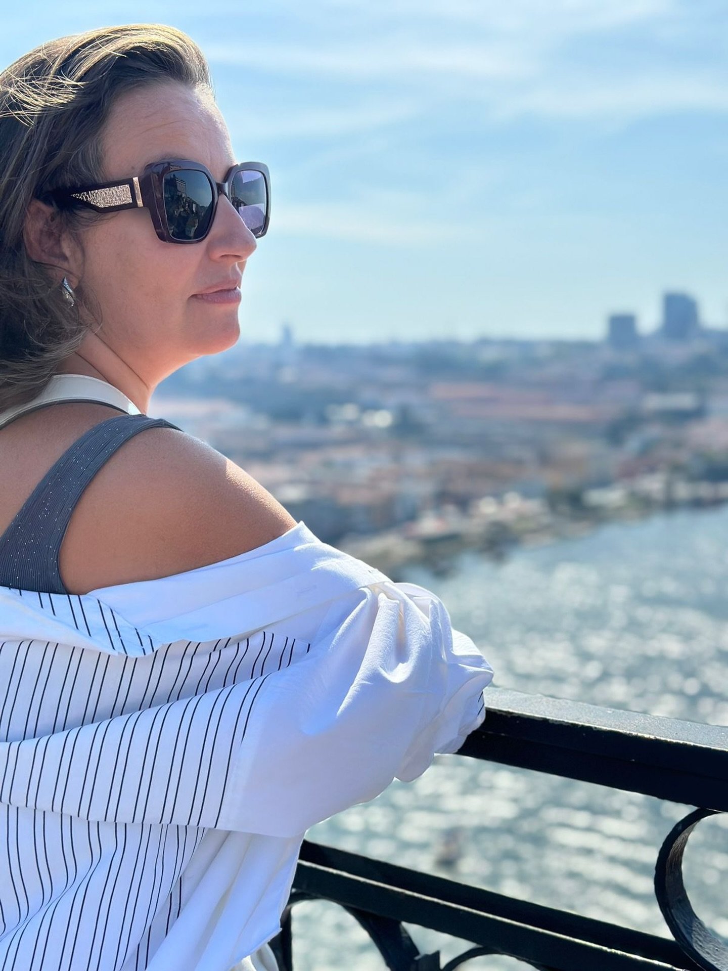 ✨ Ontem foi Dia Internacional da Consultora de Imagem&hellip;e o nosso trabalho n&atilde;o cabe em um &uacute;nico dia.

Ele transborda. Atravessa jornadas. Muda caminhos.

Hoje eu celebro com calma, presen&ccedil;a e inten&ccedil;&atilde;o &mdash; e