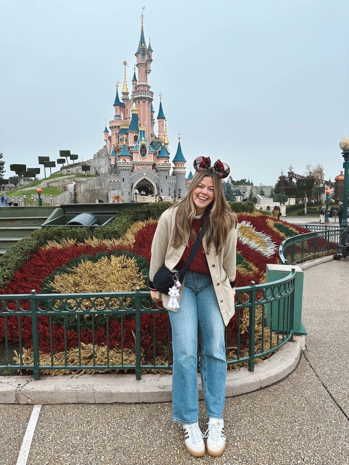 A quick break from writing magic with&hellip; ah yes, more magic 🧐🏰✨🐭🎄A whistle-stop 24 hours in Disneyland Paris is always a good idea ❤️