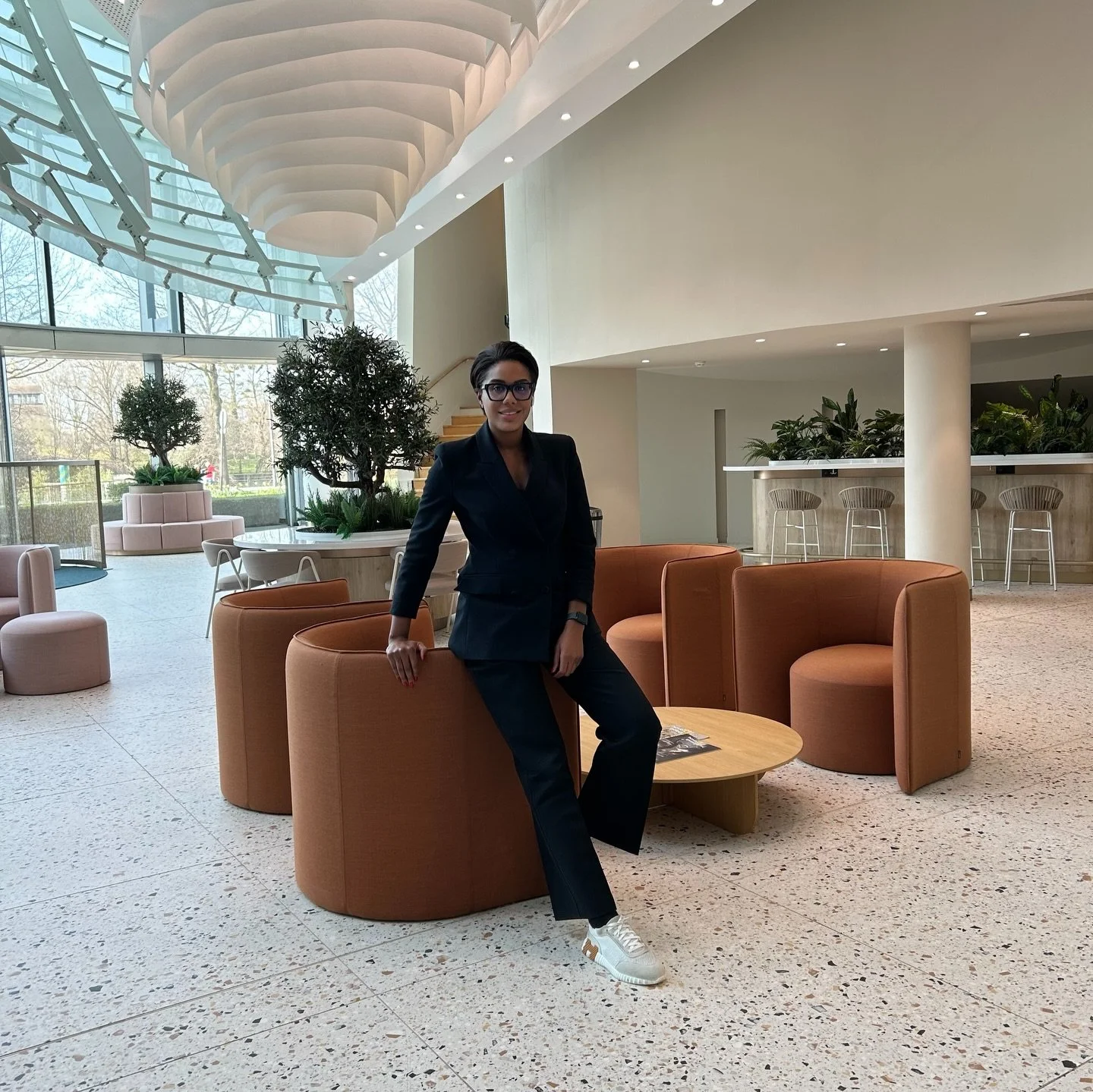 Concierge priv&eacute;e &amp; Hospitality Manager : deux casquettes, une m&ecirc;me vision du service.
On pourrait penser que ces deux m&eacute;tiers sont diff&eacute;rents. En r&eacute;alit&eacute;, ils se compl&egrave;tent parfaitement.

Aujourd&rs