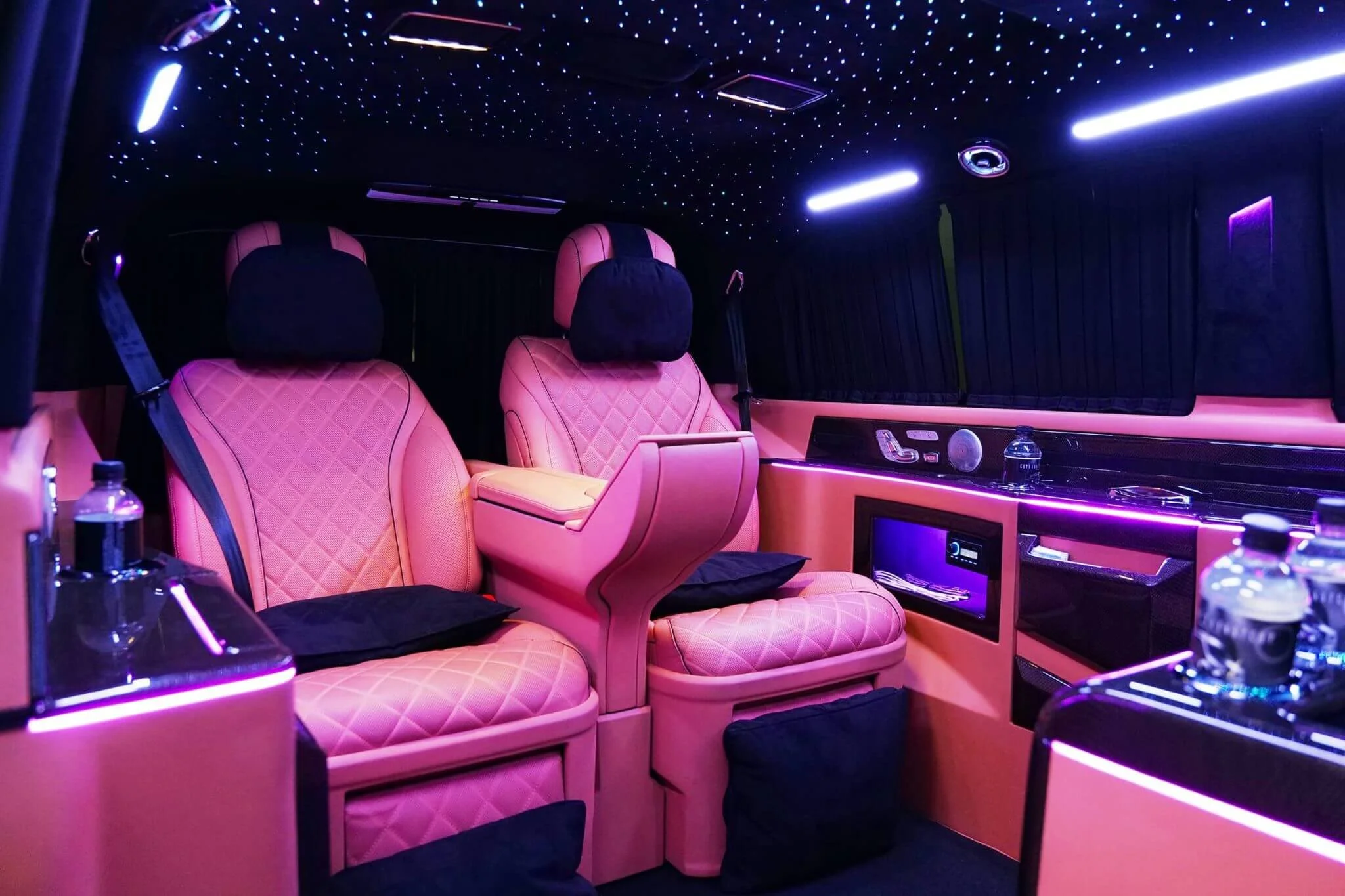 MERCEDES CLASSE V VIP INTÉRIEUR  -  4 PASSAGERS.

SERVICES DISPONIBLE A BORD : Téléviseur 16/9

Apple TV

YouTube

Netflix

myCANAL

Accès aux chaînes TV

PS5

Wi-Fi 4G

Réglages d’ambiance

Ciel étoilé du véhicule

Machine à café Nespresso

Minibar
