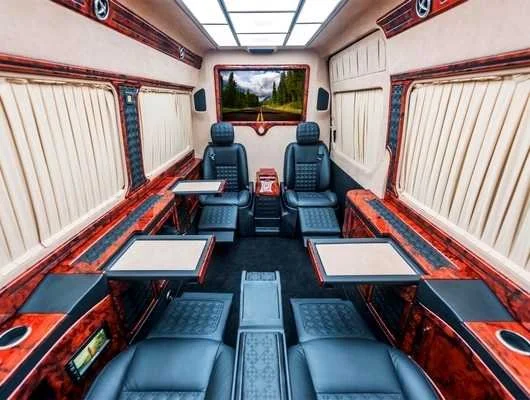 MERCEDES SPRINTER VIP  INTÉRIEUR -
SERVICES DISPONIBLES A BORD :  Apple CarPlay, écrans LCD, console de jeux, lecteur Blu-Ray, système audio haute qualité, sièges en cuir chauffants et climatisés, tablettes, climatisation automatique, prises 220V/USB