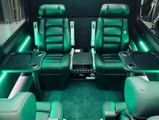 MERCEDES SPRINTER PREMIUM INTÉRIEUR - 7 PASSAGERS

SERVICES A BORD DISPONIBLES - Apple CarPlay, écrans LCD, console de jeux, lecteur Blu-Ray, système audio haute qualité, sièges en cuir chauffants, tablettes, climatisation automatique, prises 220V/US