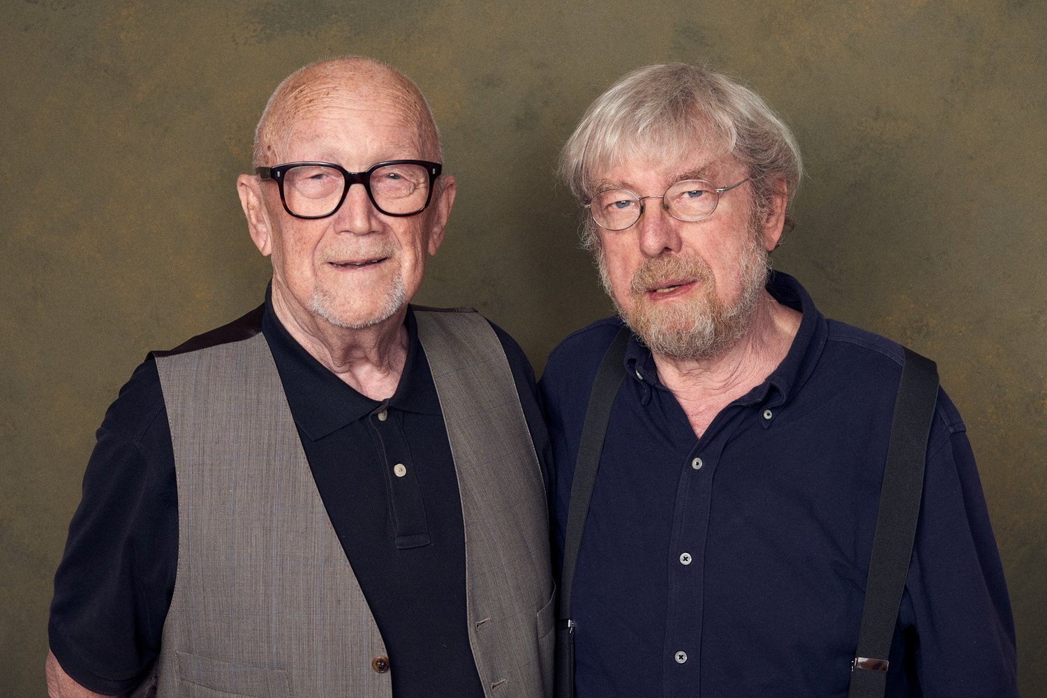Peter und Axel Pfefferkorn nebeneinander vor einem grünlich getönten Hintergrund.